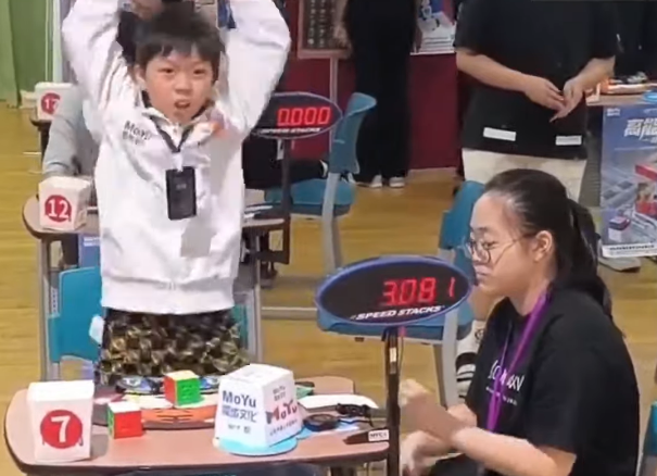 YiHeng Wang breaks world record 3x3 single with 3.08
