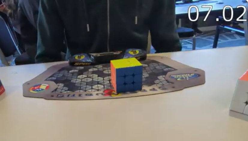 Nicholas Archer breaks 3x3 one-handed world record average