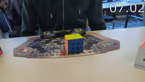 Nicholas Archer breaks 3x3 one-handed world record average