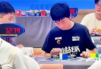 Crazy 3x3 one-handed World Record beaten last weekend